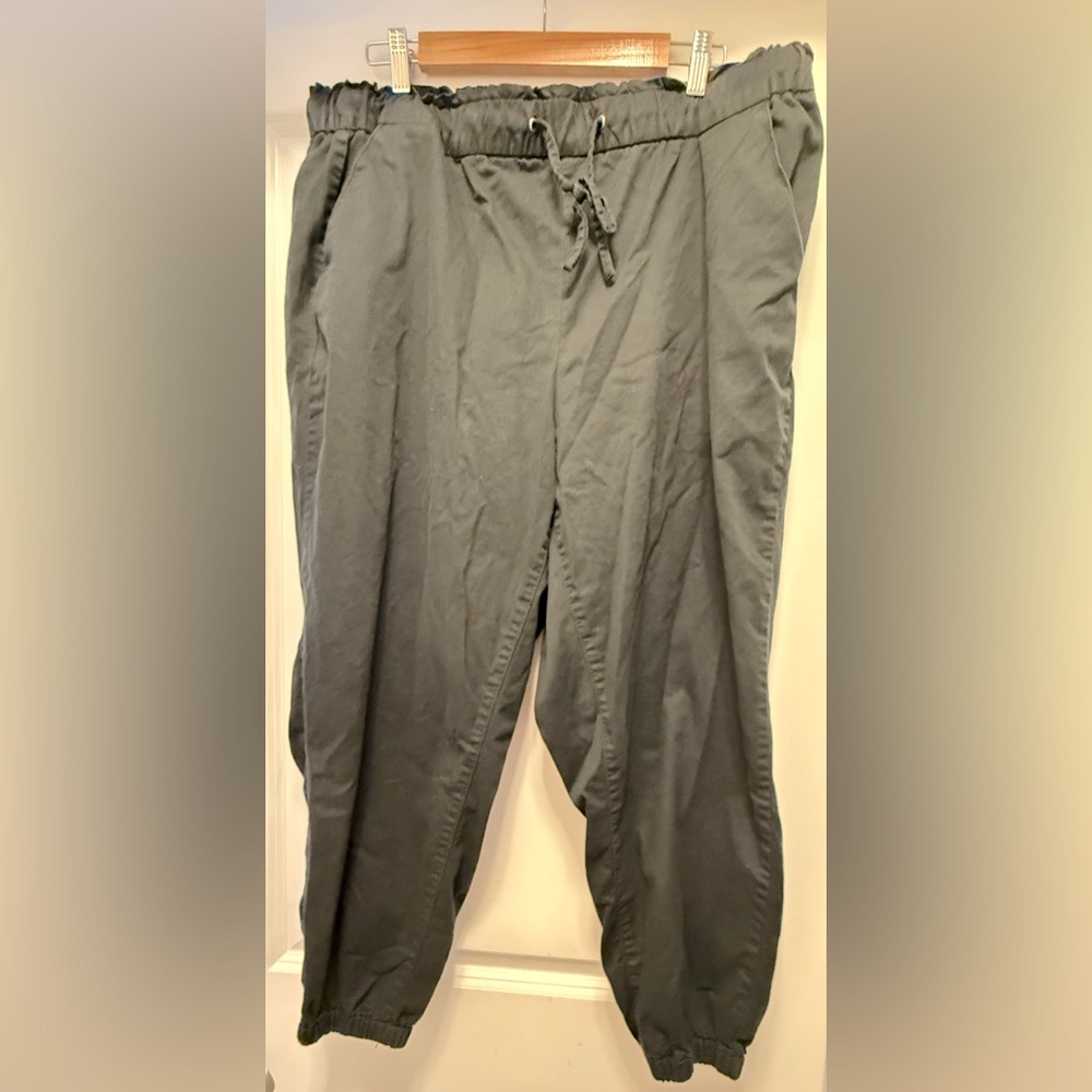 Women’s black Levi pull on pants